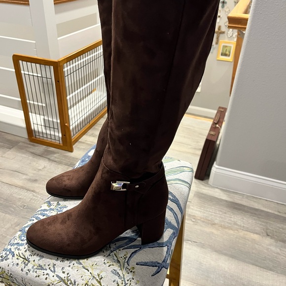 BRAND NEW Unisa Brown Heeled Boots with Gold hardware/zipper - Picture 3 of 5